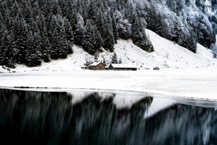 冬日雪山湖畔静谧美景