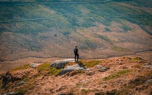 山顶独行者俯瞰壮丽风光