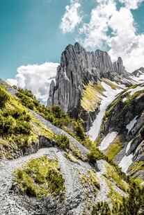 山间美景崎岖小径伴峻岭