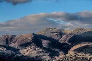壮丽山峦与蓝天云彩