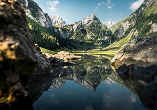 山间静谧湖景自然之美
