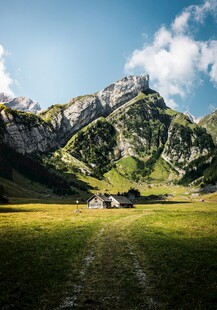 山间绿野中的静谧小屋