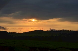 黄昏时分的田野壮丽景色