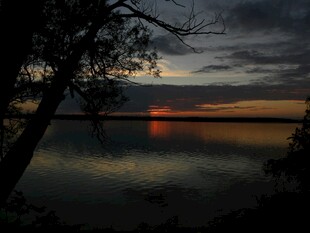 湖畔日落剪影美景