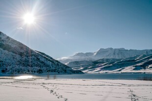冬日雪山下的开阔雪景
