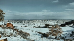 冬日雪景中的开阔景致