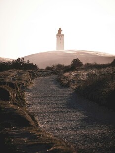 黄昏下通往灯塔的小路