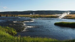 河畔风光自然美景如画