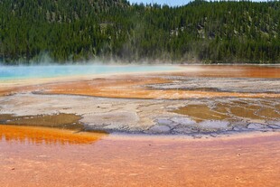 黄石公园五彩斑斓热泉景观