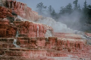 五彩斑斓的温泉地貌景观