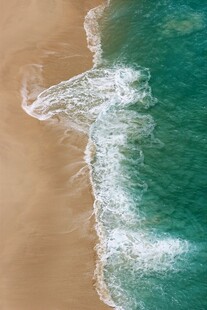 海浪轻拍沙滩的美丽瞬间