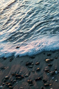 海浪轻拍沙滩的静谧时刻