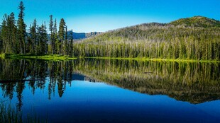 宁静湖畔山林倒影美景