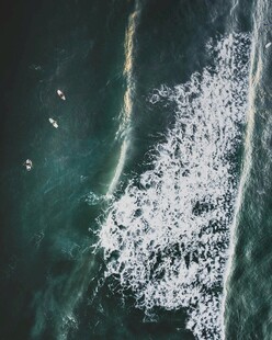 俯瞰海浪翻涌的壮阔海景