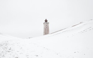 雪中山巅的孤独灯塔