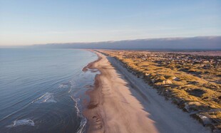 广阔海岸边的美丽自然风光