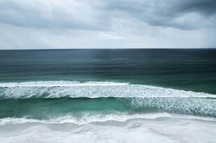 海浪翻涌的壮阔海景