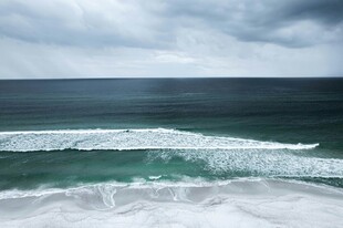 海浪翻涌的壮阔海景