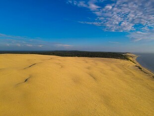 金黄沙丘与蓝天美景