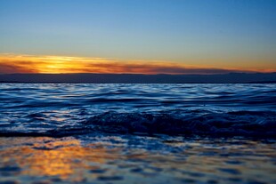 海边日落海浪轻拍沙滩