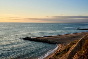 海边黄昏时的美丽海岸线
