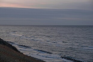 黄昏下的宁静海岸线