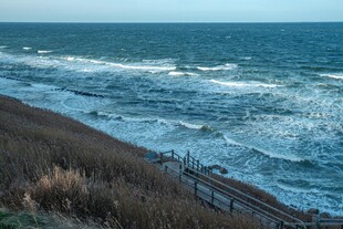 海边木栈道与翻涌海浪
