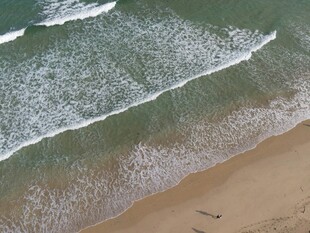 俯瞰沙滩海浪美景