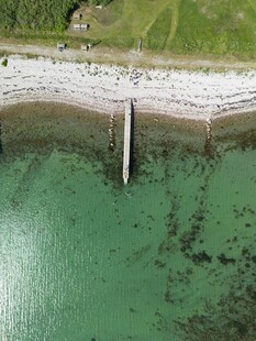 海岸边的孤立石柱
