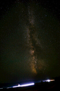 璀璨星空下的城市微光