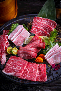 新鲜多样的日式烤肉食材
