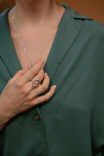 女士优雅佩戴项链与戒指