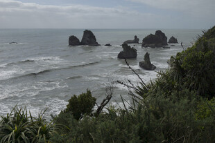 海岸边嶙峋礁石与海浪