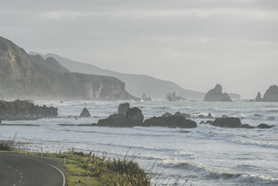 海岸边的壮阔海浪与礁石