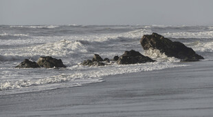 海浪拍击岸边礁石