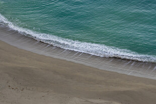 海边沙滩与海浪美景