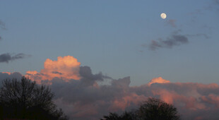 黄昏月景  天边绚烂云彩