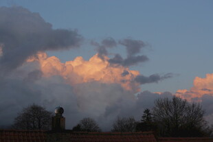 夕阳下的云霞与屋顶剪影