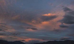 黄昏时分的绚烂天空景色