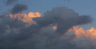 夕阳下的绚烂云层