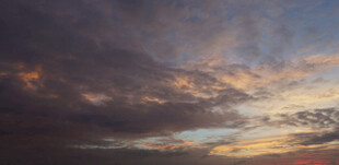 黄昏时分的绚烂天空