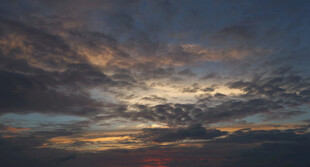 日落时分的绚烂天空