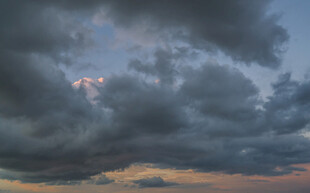 黄昏时乌云密布的天空