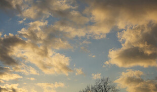 黄昏时分的绚烂天空