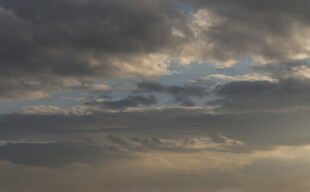 黄昏时分的厚重云层