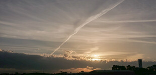 日落时分天空中的航迹云