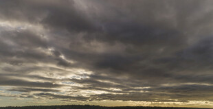 乌云密布的天空景象