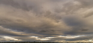 阴沉天空下的厚重云层
