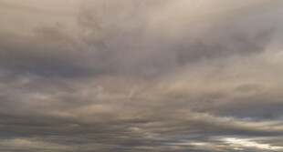 阴沉天空下的厚重云层