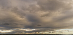 黄昏时分的厚重云层